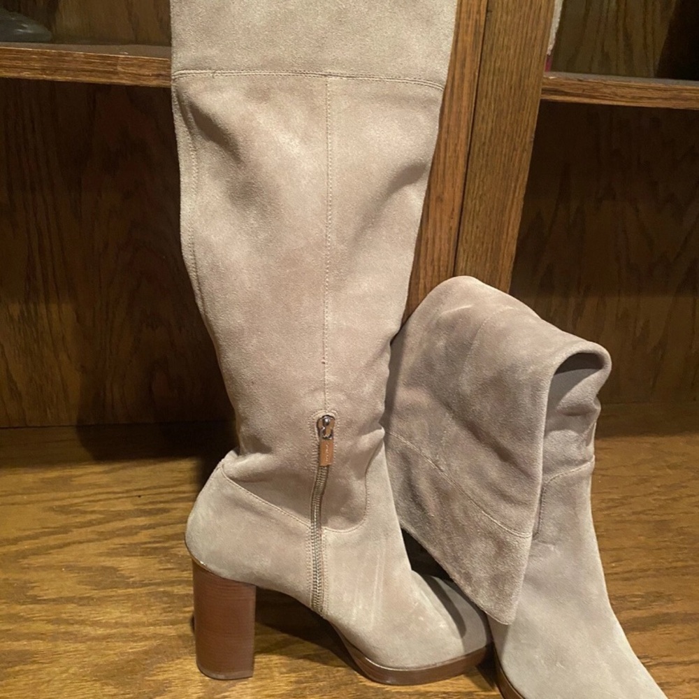 Michael Kors Elegant Beige Knee-High Women's Boots - Picture 11 of 16